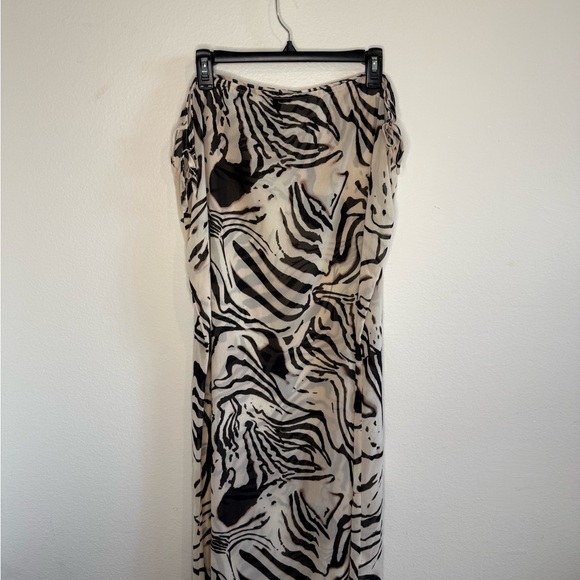 PrettyLittleThing Black and Cream Zebra Print Maxi Skirt - Picture 2 of 4